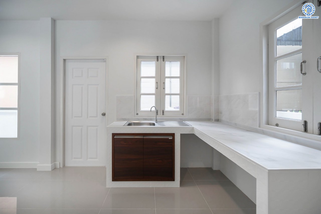 บ้านมือสองตกแต่งใหม่ โครงการ ประดับดาว2 ท่าอิฐ ตกแต่งครบครัน พร้อมอยู่ เนื้อที่ 57 ตร.ว. ฟังก์ชัน 3 ห้องนอน 2 ห้องน้ำ พร้อมห้องอเนกประสงค์ชั้นล่าง 1 ห้อง พื้นที่ใช้สอยกว้างขวาง บนทำเลที่ดีที่สุด เชื่อมต่อได้หลายเส้นทาง ใกล้รถไฟฟ้าสายสีม่วง "สถานีบางรักน้อยท่าอิฐ"